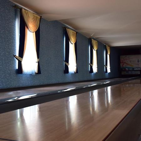 Hotel Bibic Es Tueskevar Etterem Es Horgaszto Mestecǎneşti Exterior foto