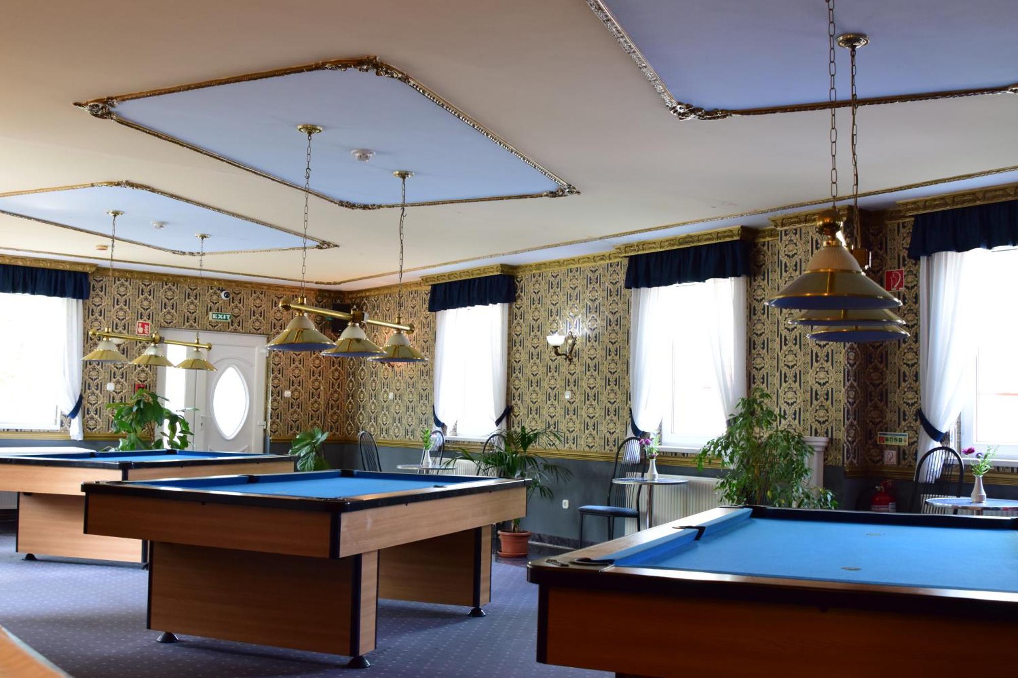 Hotel Bibic Es Tueskevar Etterem Es Horgaszto Mestecǎneşti Exterior foto