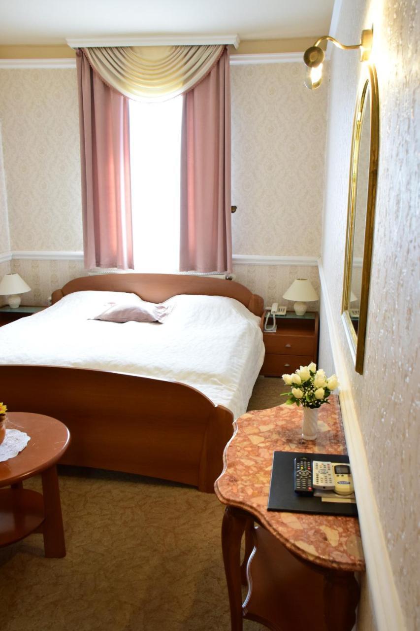 Hotel Bibic Es Tueskevar Etterem Es Horgaszto Mestecǎneşti Exterior foto