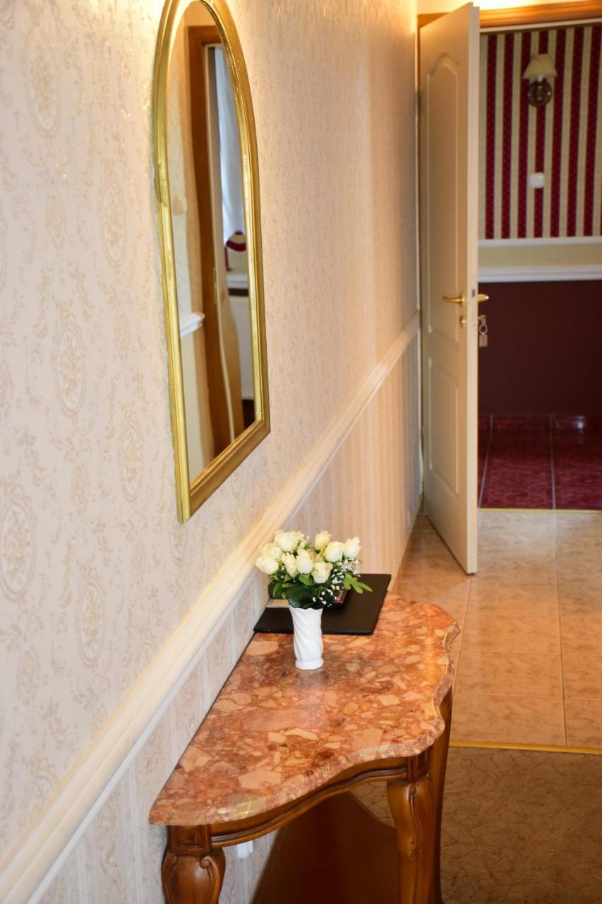 Hotel Bibic Es Tueskevar Etterem Es Horgaszto Mestecǎneşti Exterior foto