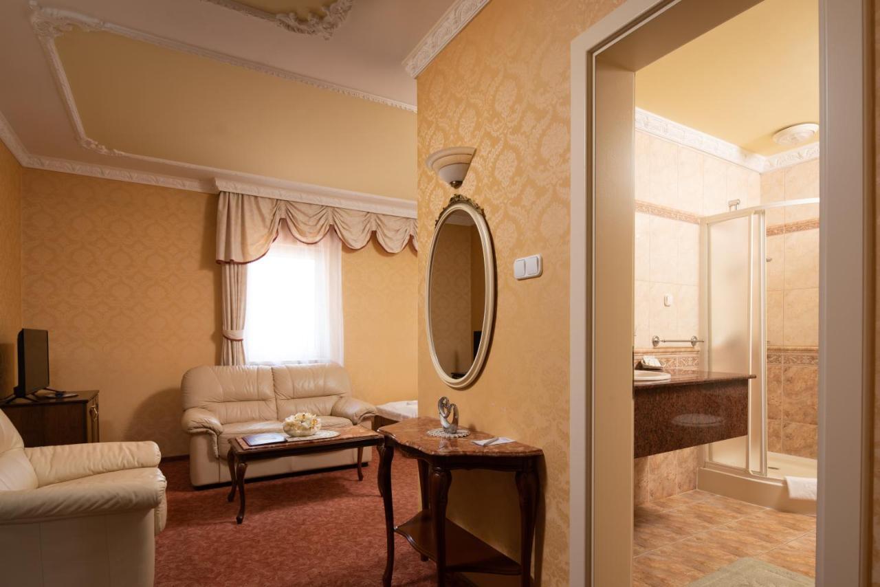 Hotel Bibic Es Tueskevar Etterem Es Horgaszto Mestecǎneşti Exterior foto