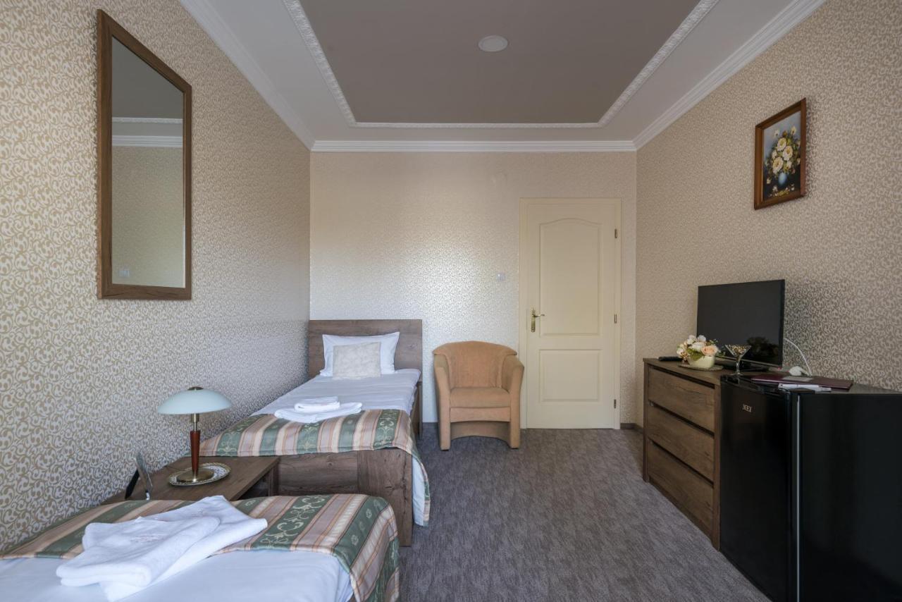 Hotel Bibic Es Tueskevar Etterem Es Horgaszto Mestecǎneşti Exterior foto