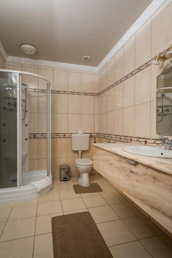 Hotel Bibic Es Tueskevar Etterem Es Horgaszto Mestecǎneşti Exterior foto