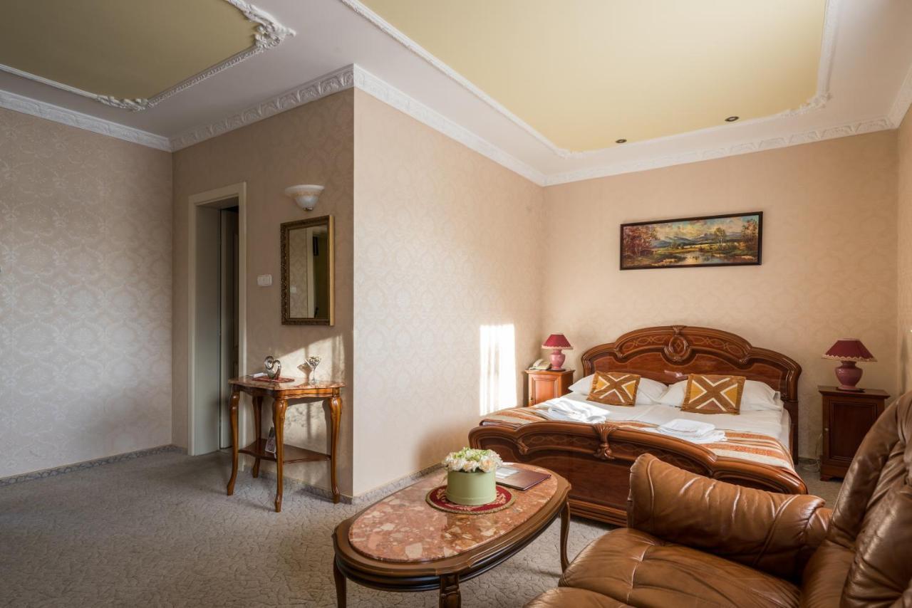 Hotel Bibic Es Tueskevar Etterem Es Horgaszto Mestecǎneşti Exterior foto