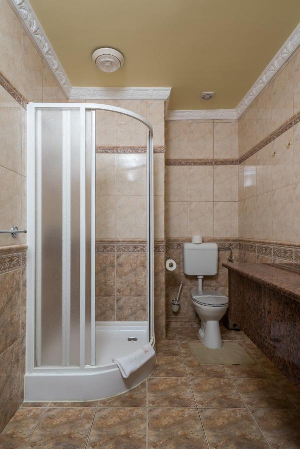 Hotel Bibic Es Tueskevar Etterem Es Horgaszto Mestecǎneşti Exterior foto