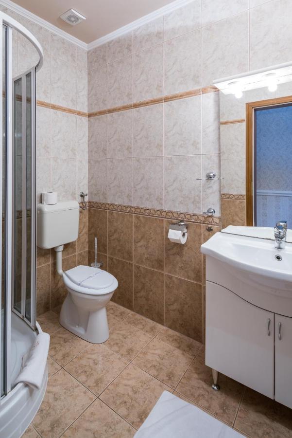 Hotel Bibic Es Tueskevar Etterem Es Horgaszto Mestecǎneşti Exterior foto