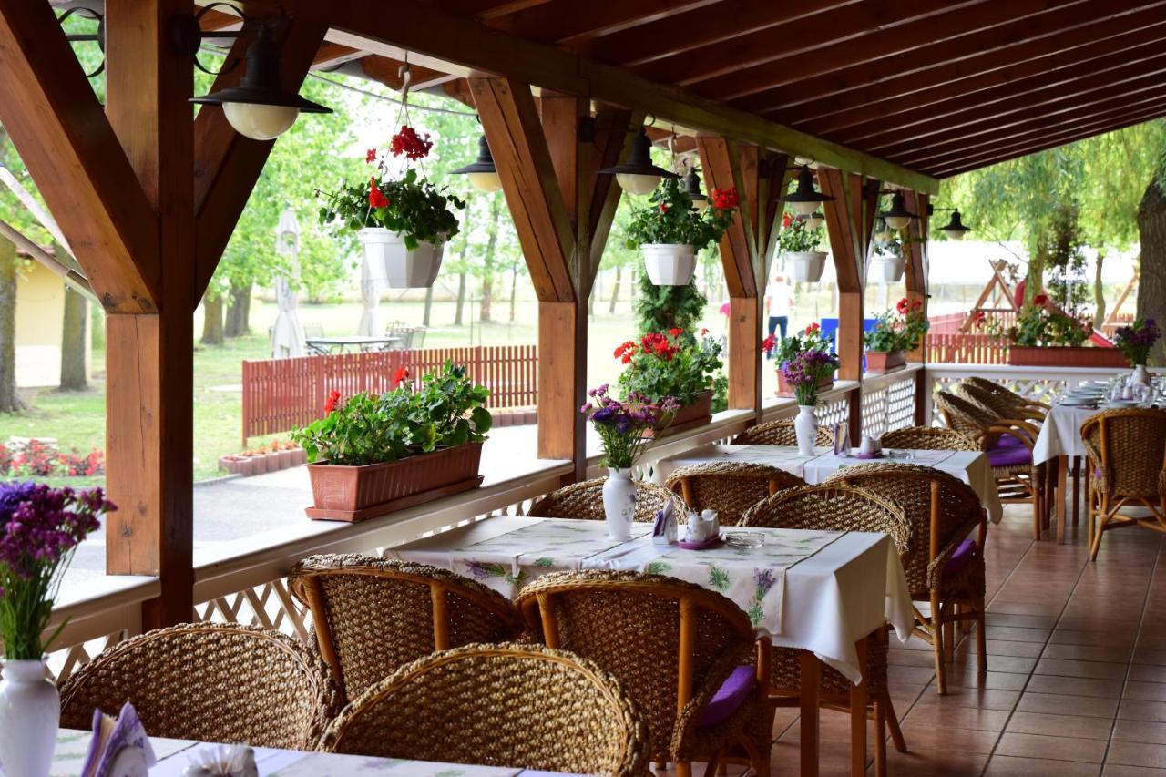 Hotel Bibic Es Tueskevar Etterem Es Horgaszto Mestecǎneşti Exterior foto