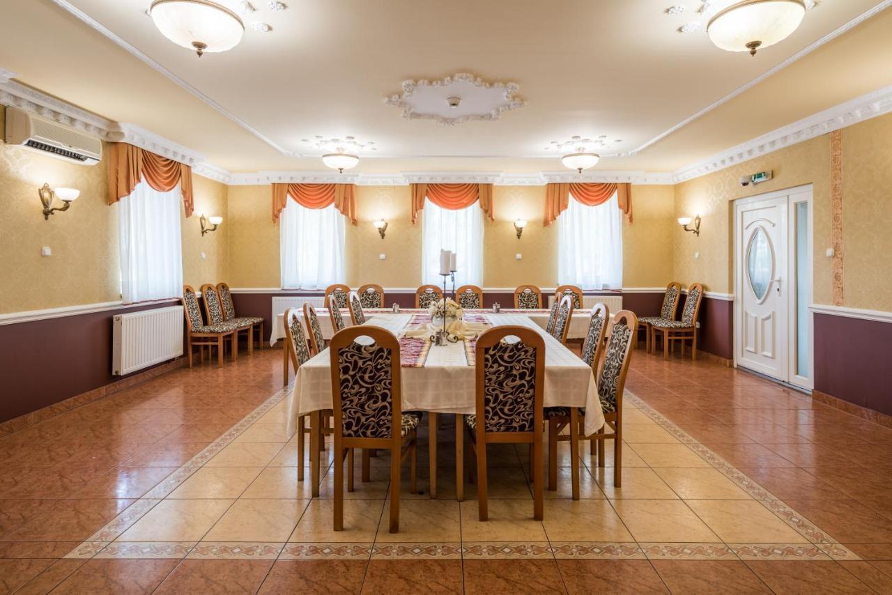 Hotel Bibic Es Tueskevar Etterem Es Horgaszto Mestecǎneşti Exterior foto