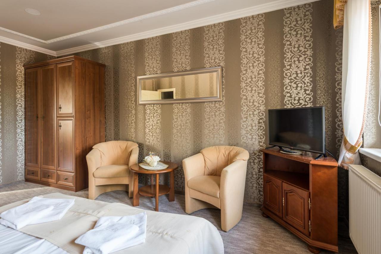 Hotel Bibic Es Tueskevar Etterem Es Horgaszto Mestecǎneşti Exterior foto